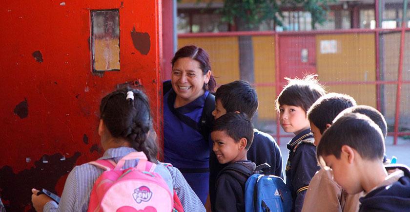 Estudio Uchile revela que mujeres enfrentan más barreras que sus colegas hombres en investigación educativa